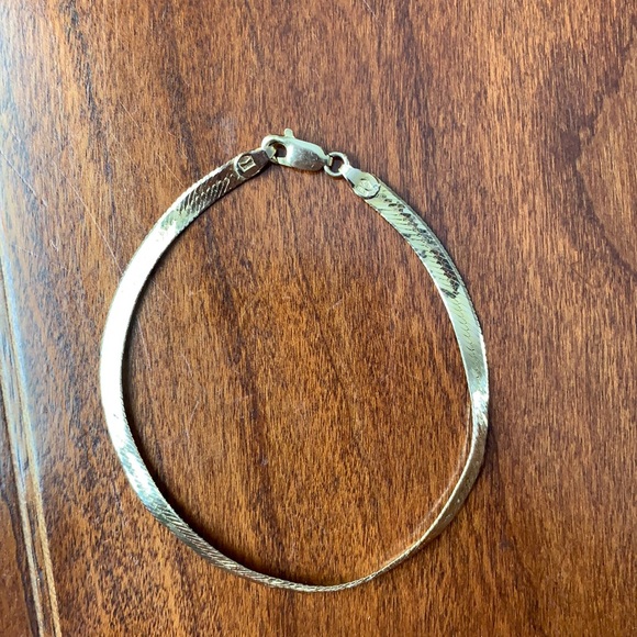 14k Gold 7” Herringbone Bracelet Italy - Picture 3 of 5